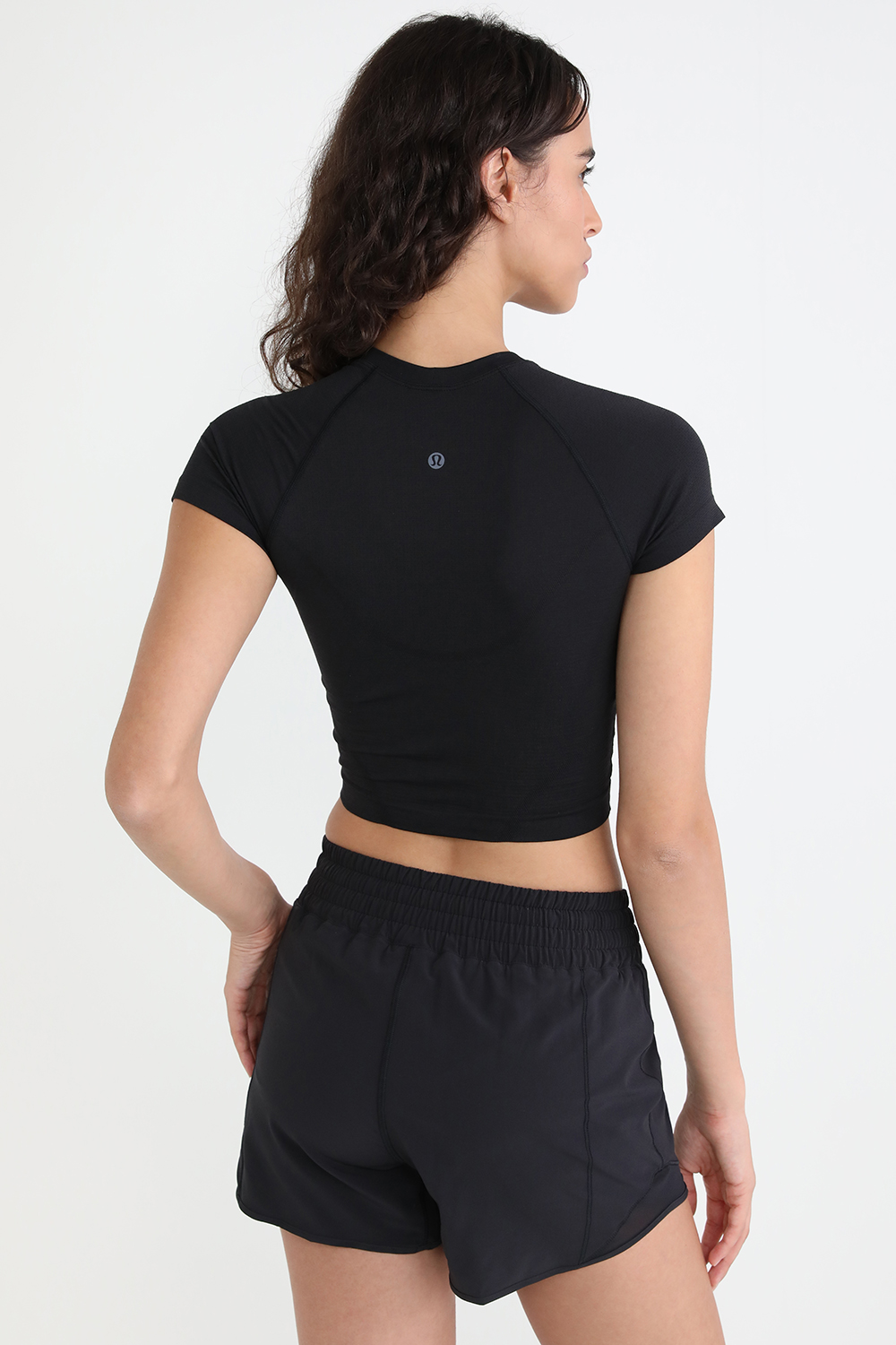תמונת דוגמן אחורית של Swiftly Tech Cropped Short-Sleeve Shirt 2.0