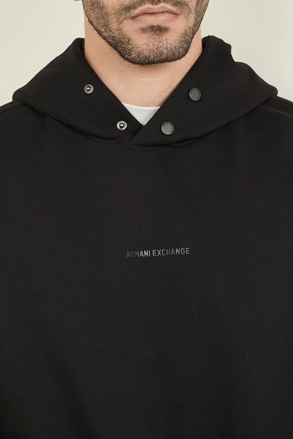 תמונת תקריב דוגמן של סווטשירט קפוצ'ון ARMANI EXCHANGE