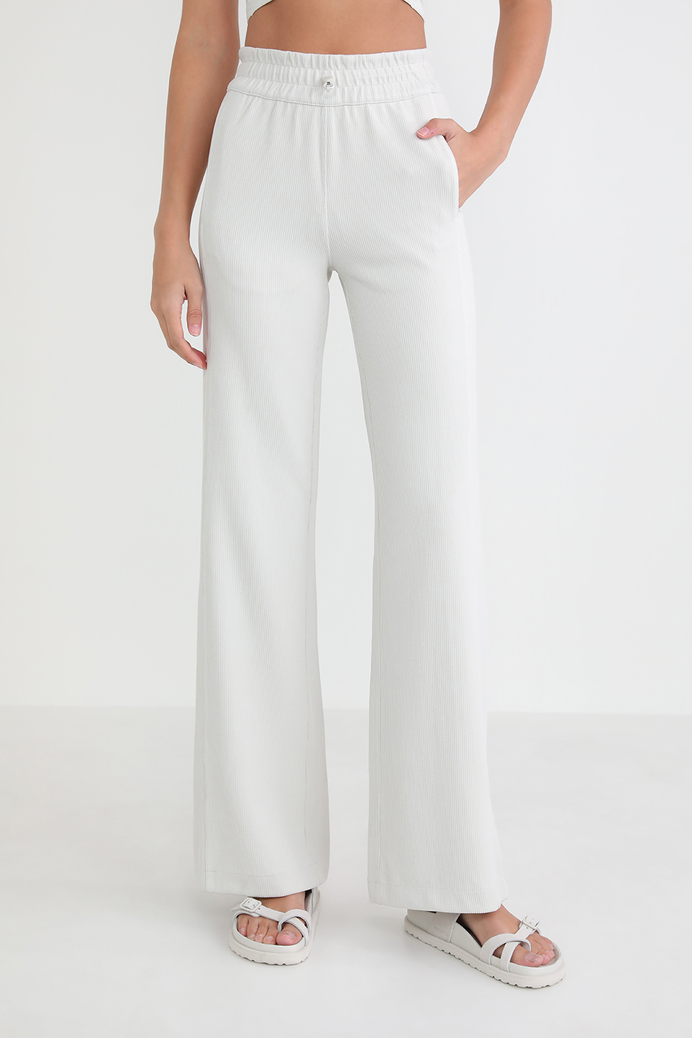 תמונת דוגמן קידמית של Ribbed Softstreme High-Rise Pant 32