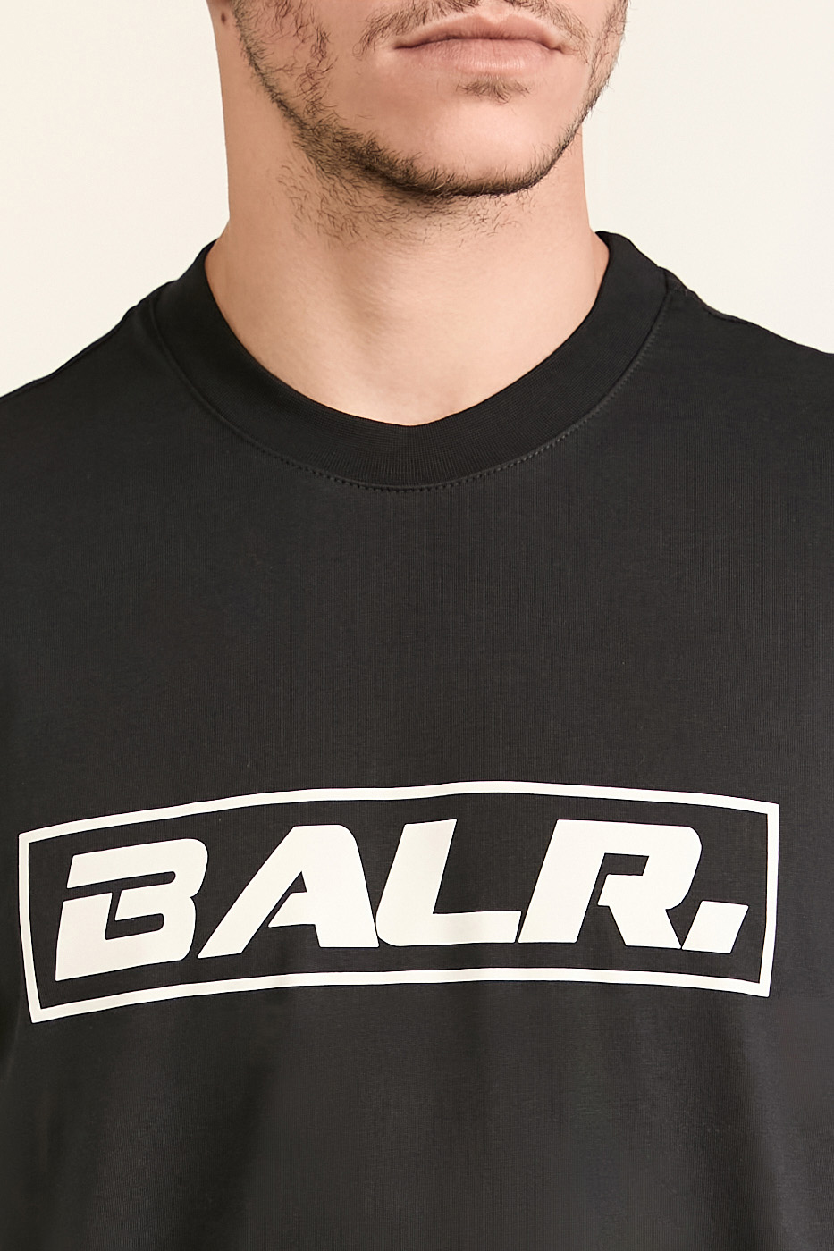 תמונת תקריב דוגמן של חולצת טי BALR