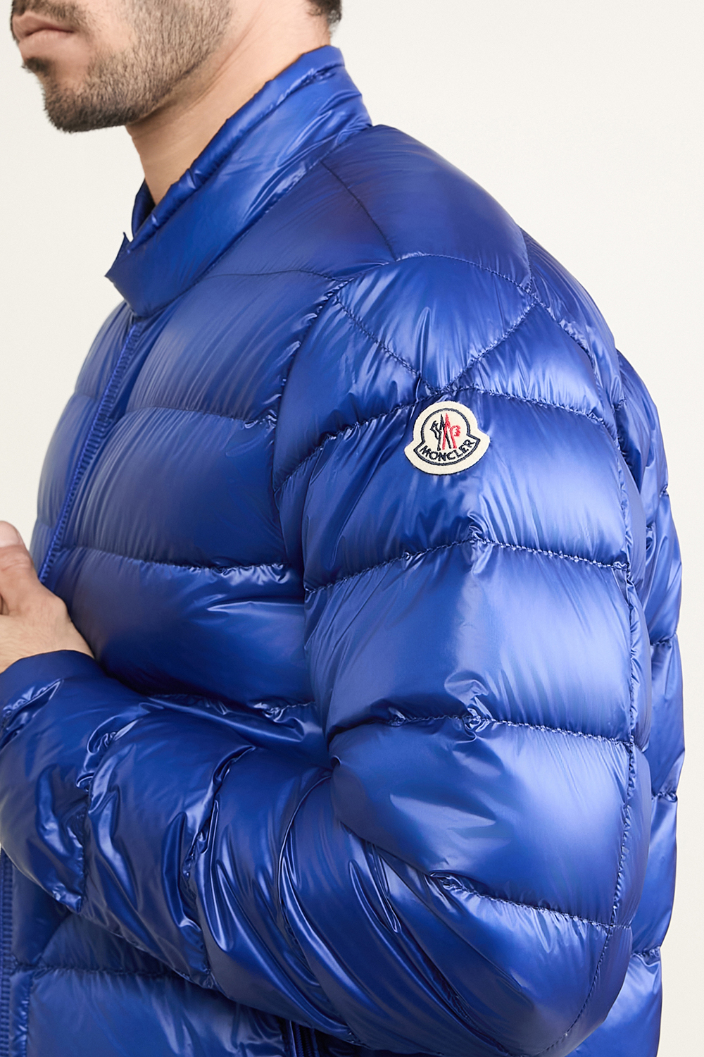 תמונת תקריב דוגמן של מעיל פוך קל סלים פיט MONCLER