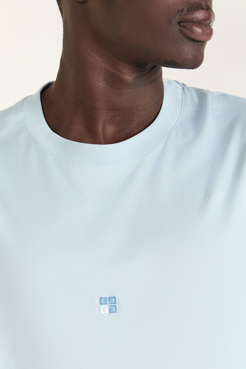 תמונת תקריב דוגמן של חולצת טי GIVENCHY