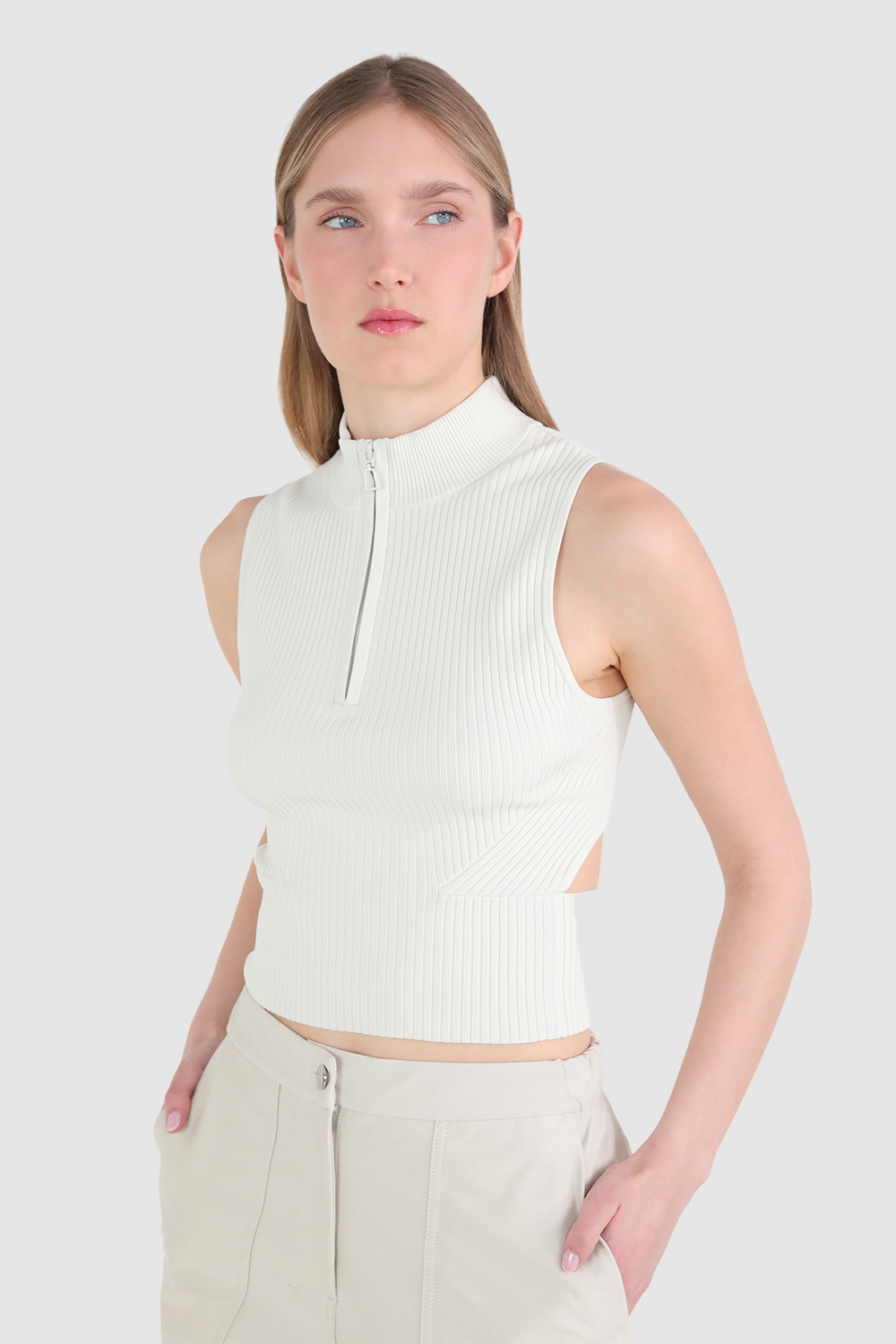 תמונת דוגמן קידמית של Open Back Half-Zip Sweater