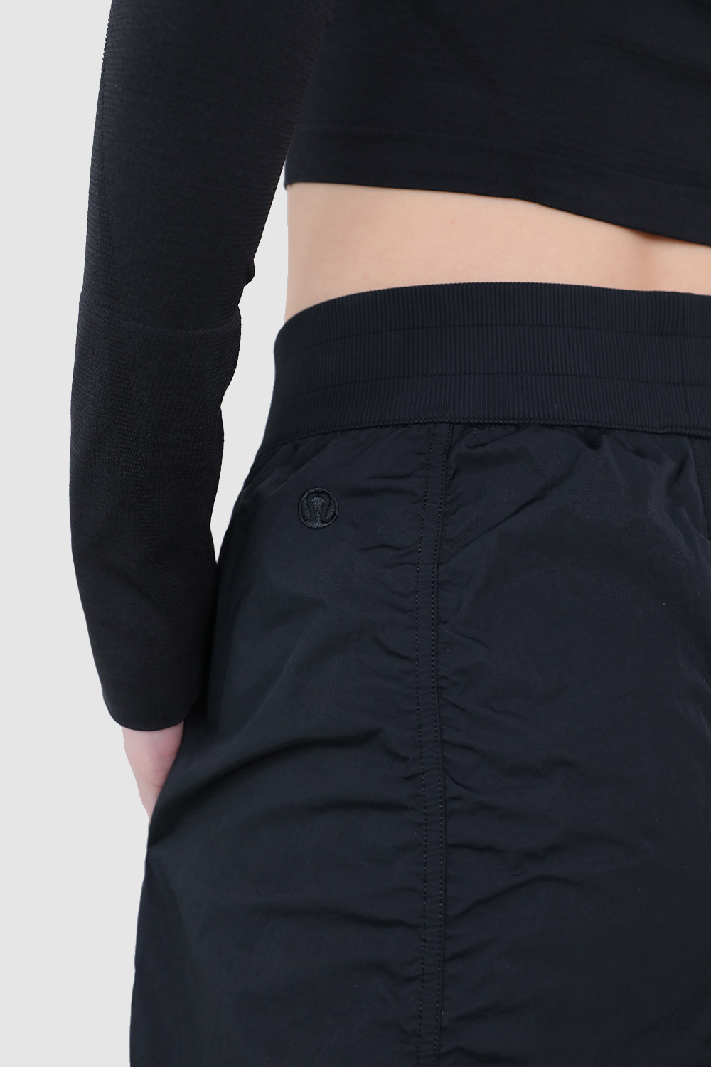 תמונת תקריב דוגמן של Front-Zip Mid-Rise Ruched Crop LULULEMON
