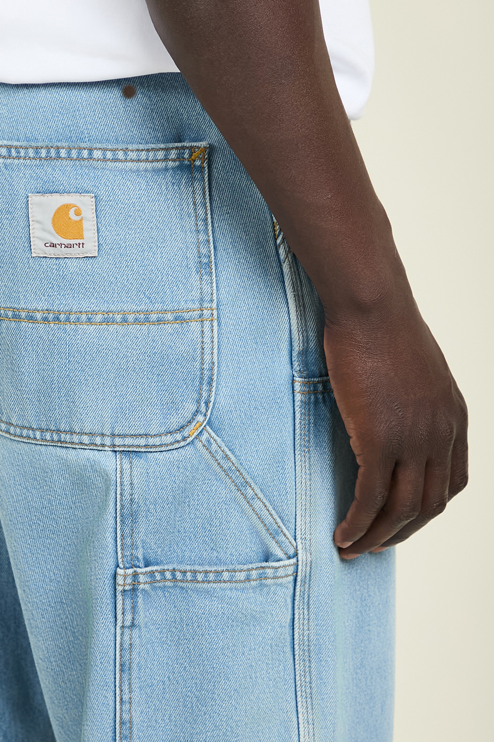 תמונת דוגמן אחורית של מכנסי ג'ינס CARHARTT WIP