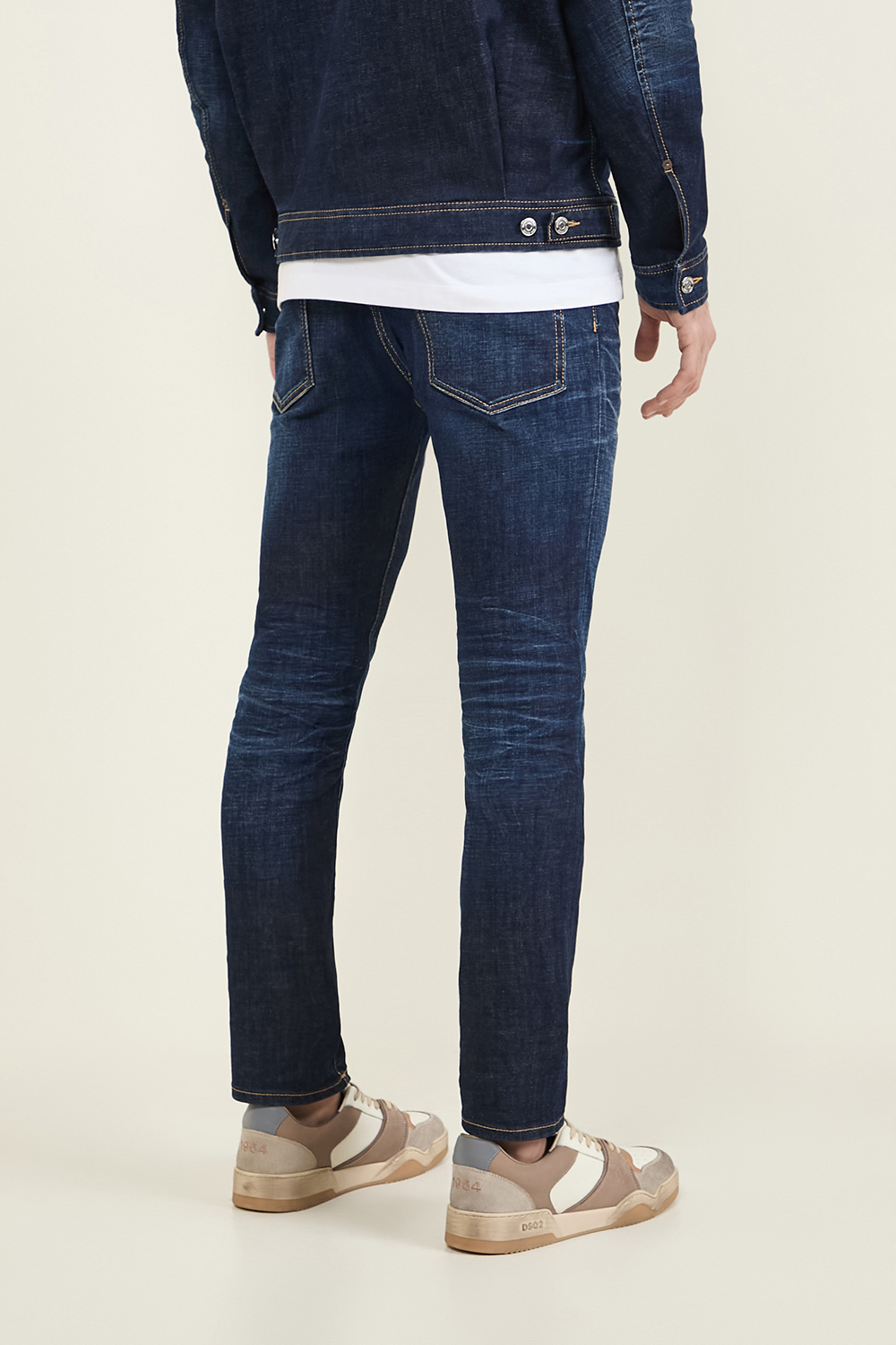תמונת דוגמן אחורית של מכנסי ג'ינס סלים פיט DSQUARED2
