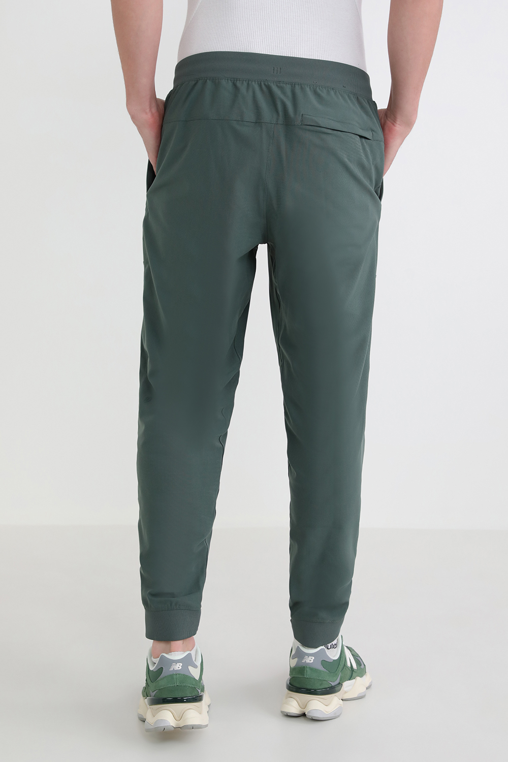 תמונת דוגמן אחורית של ABC Jogger