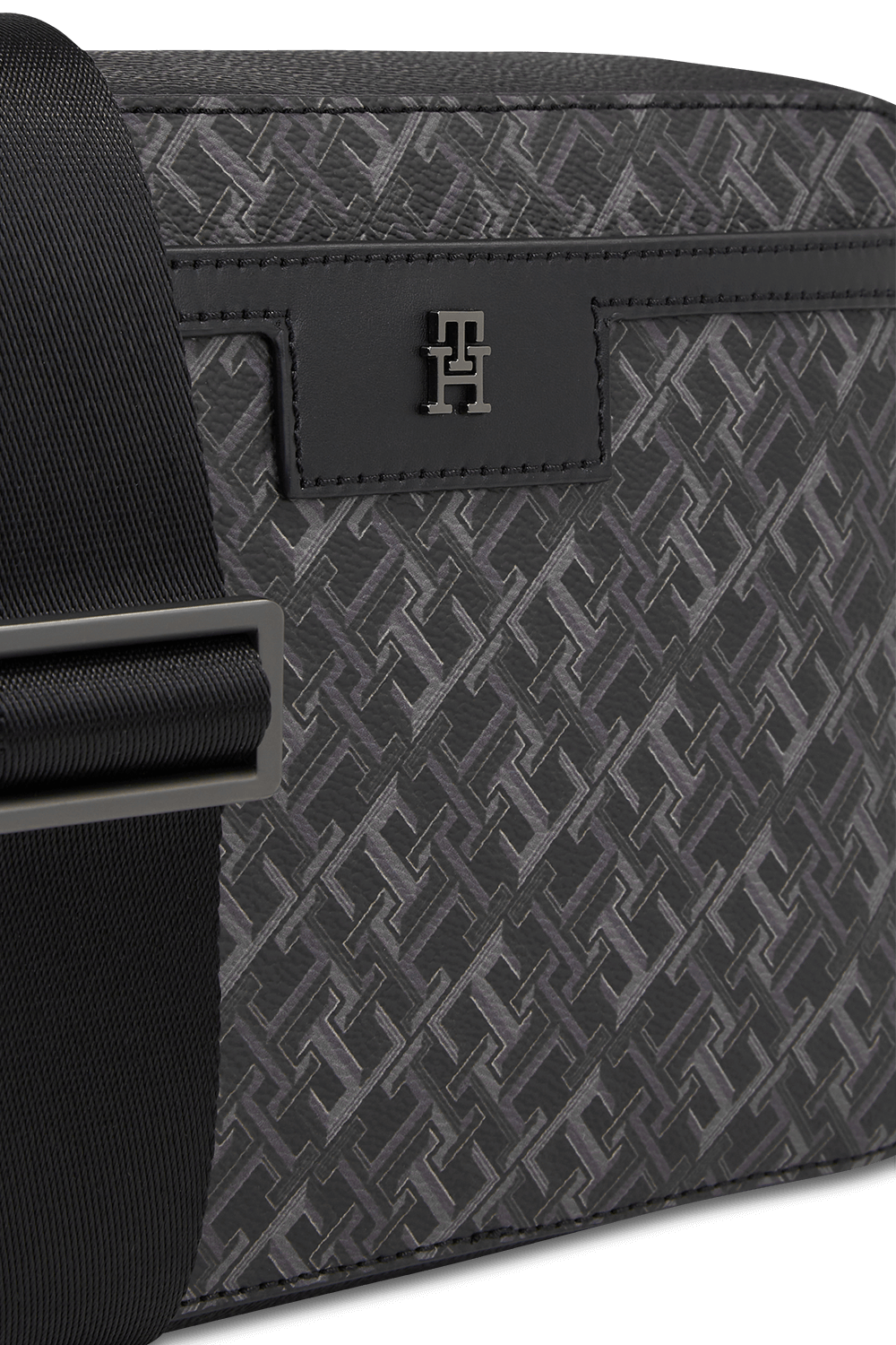 תמונת תקריב של תיק קרוסבודי TOMMY HILFIGER