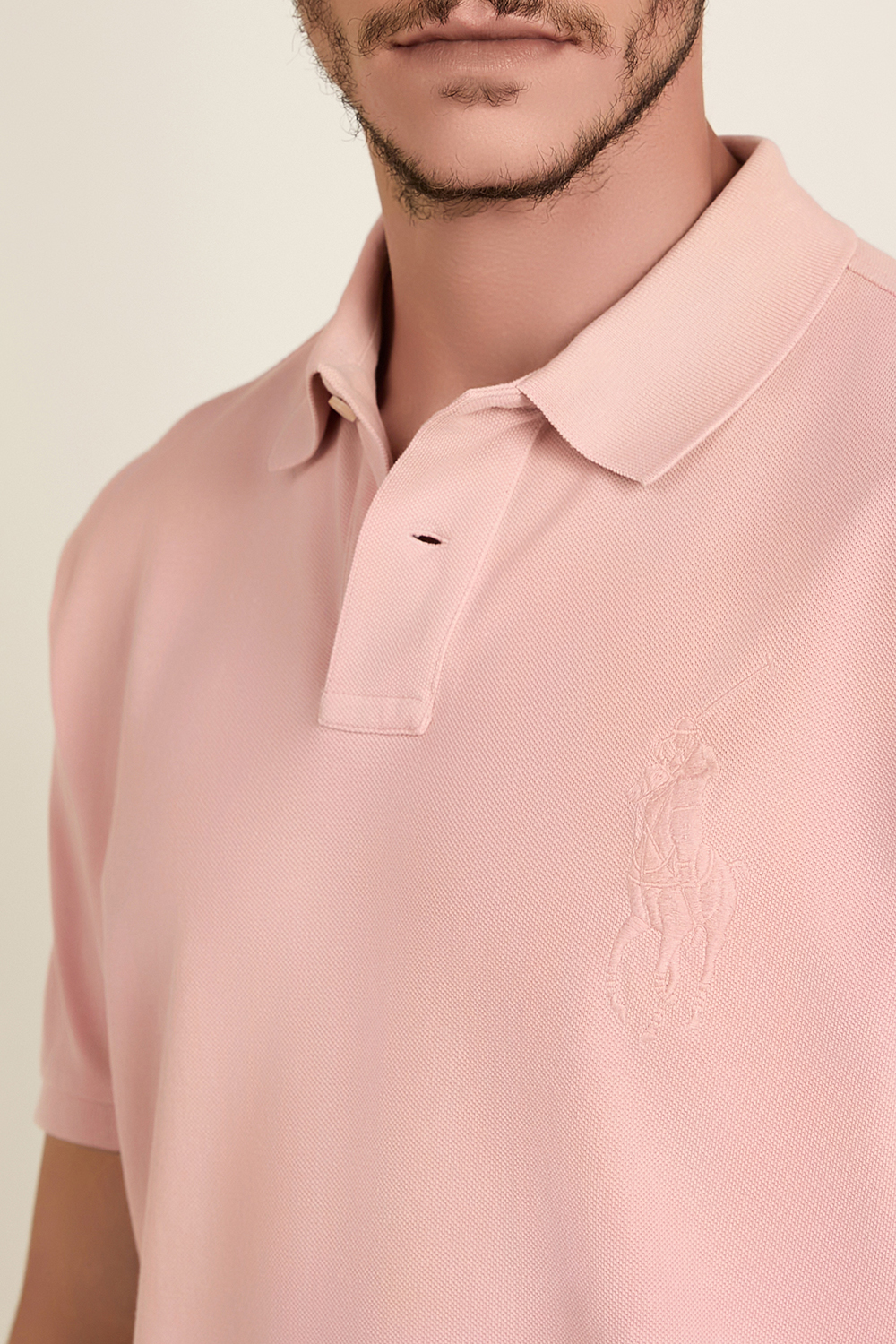 תמונת תקריב דוגמן של חולצת פולו POLO RALPH LAUREN