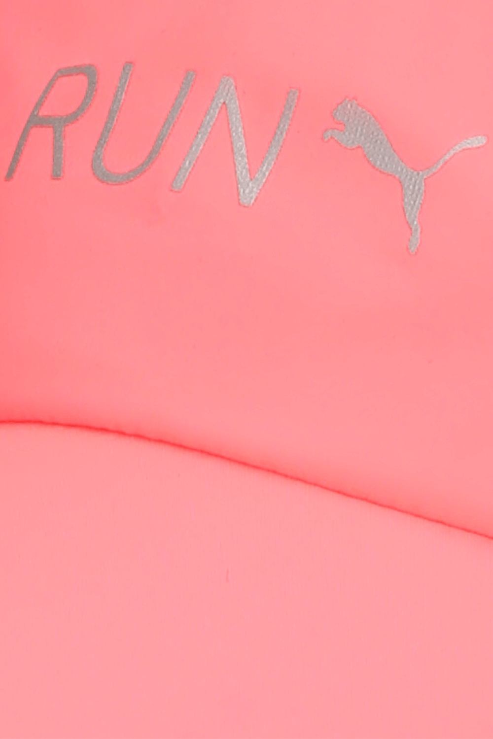 תמונת תקריב של כובע מצחייה לריצה PUMA