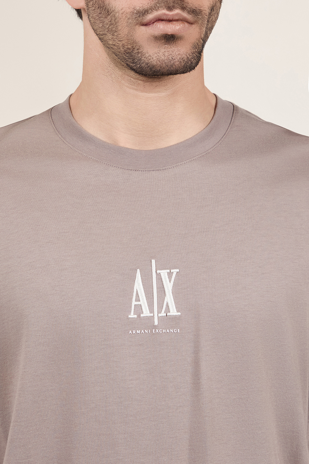 תמונת תקריב דוגמן של חולצת טי ARMANI EXCHANGE