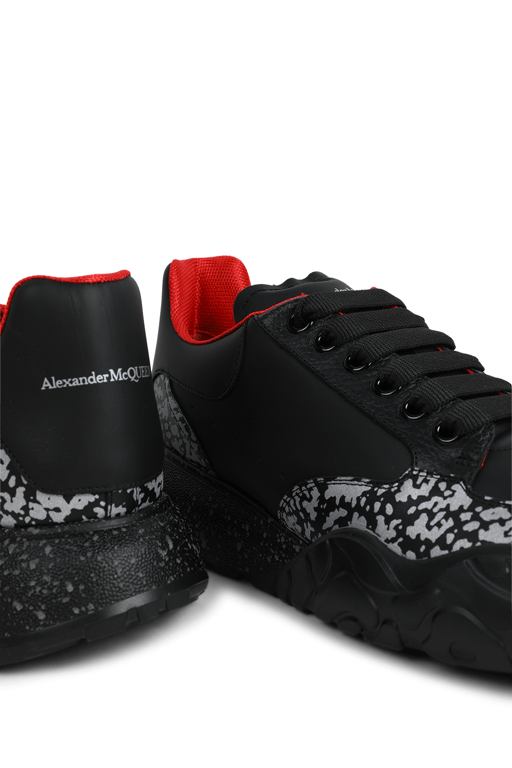 תמונת תקריב של סניקרס מעור עם הדפס ALEXANDER MCQUEEN