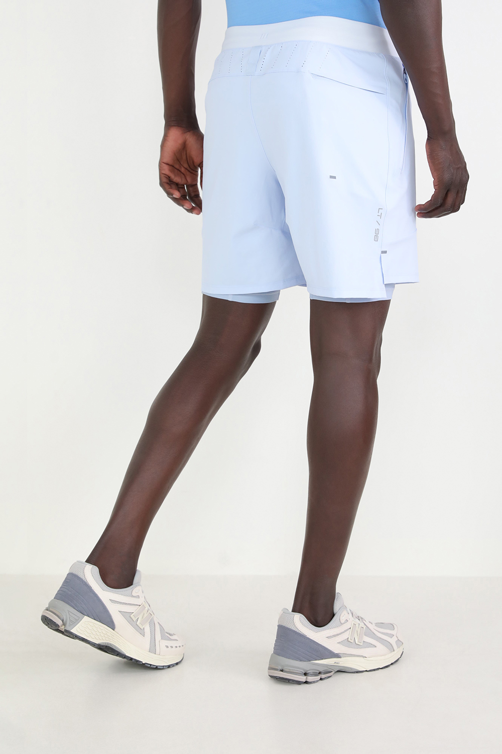 תמונת דוגמן אחורית של License to Train Lined Short 7 LULULEMON