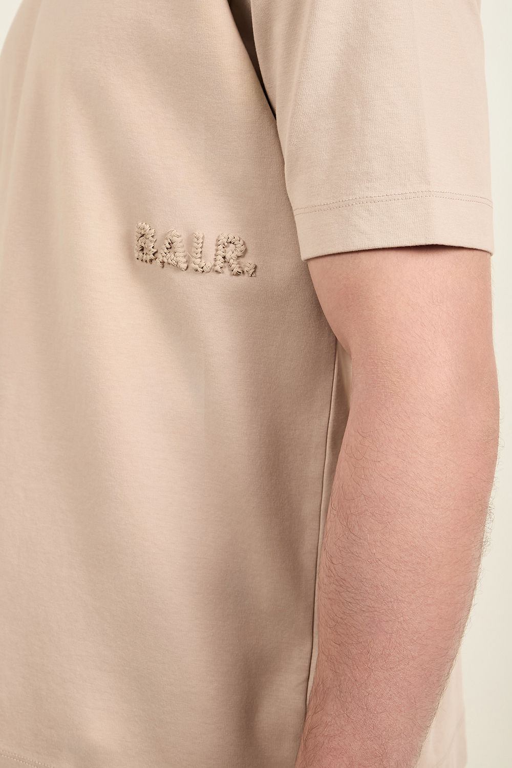 תמונת תקריב דוגמן של חולצת טי BALR