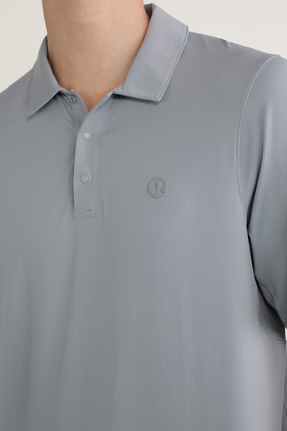 תמונת תקריב דוגמן של Snap Front Performance Shoer Sleeve Polo LULULEMON