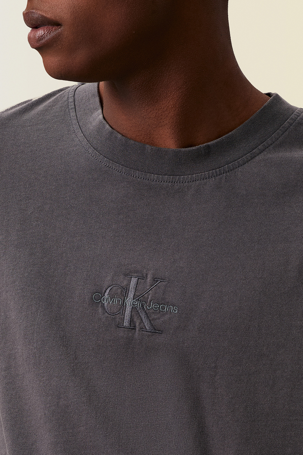 תמונת תקריב דוגמן של חולצת טי CALVIN KLEIN