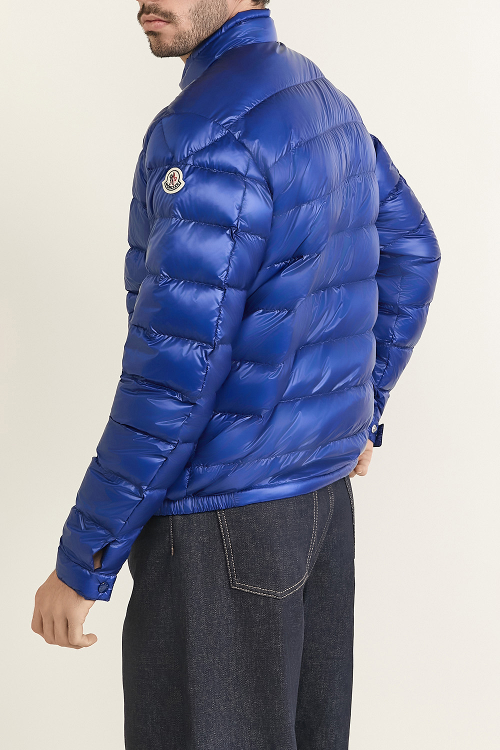 תמונת דוגמן אחורית של מעיל פוך קל סלים פיט MONCLER