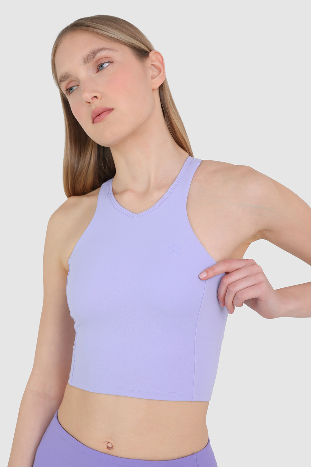 תמונת תקריב דוגמן של Cropped V-Neck Tennis Tank Top LULULEMON