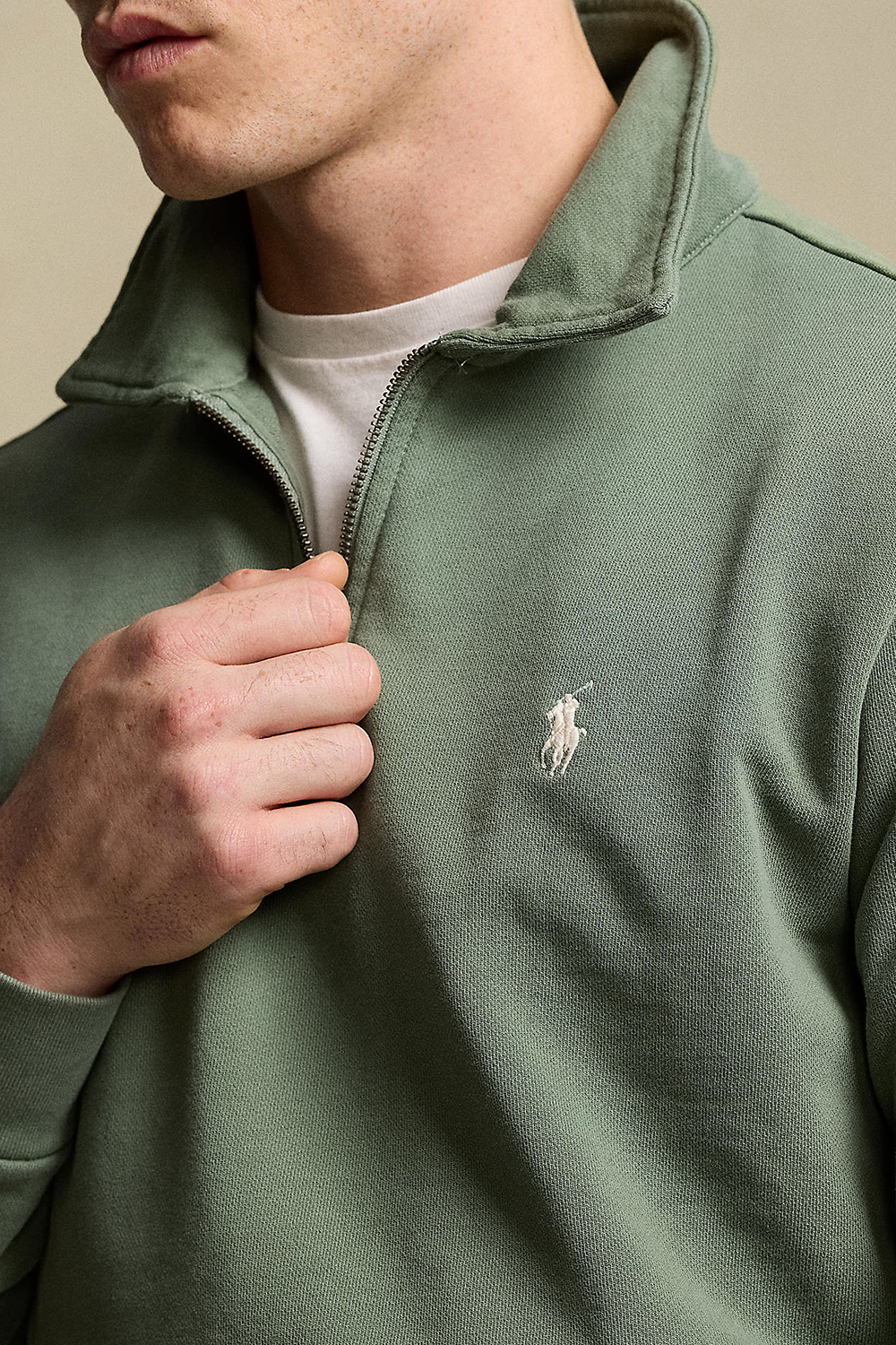 תמונת תקריב דוגמן של סווטשירט עם חצי רוכסן POLO RALPH LAUREN