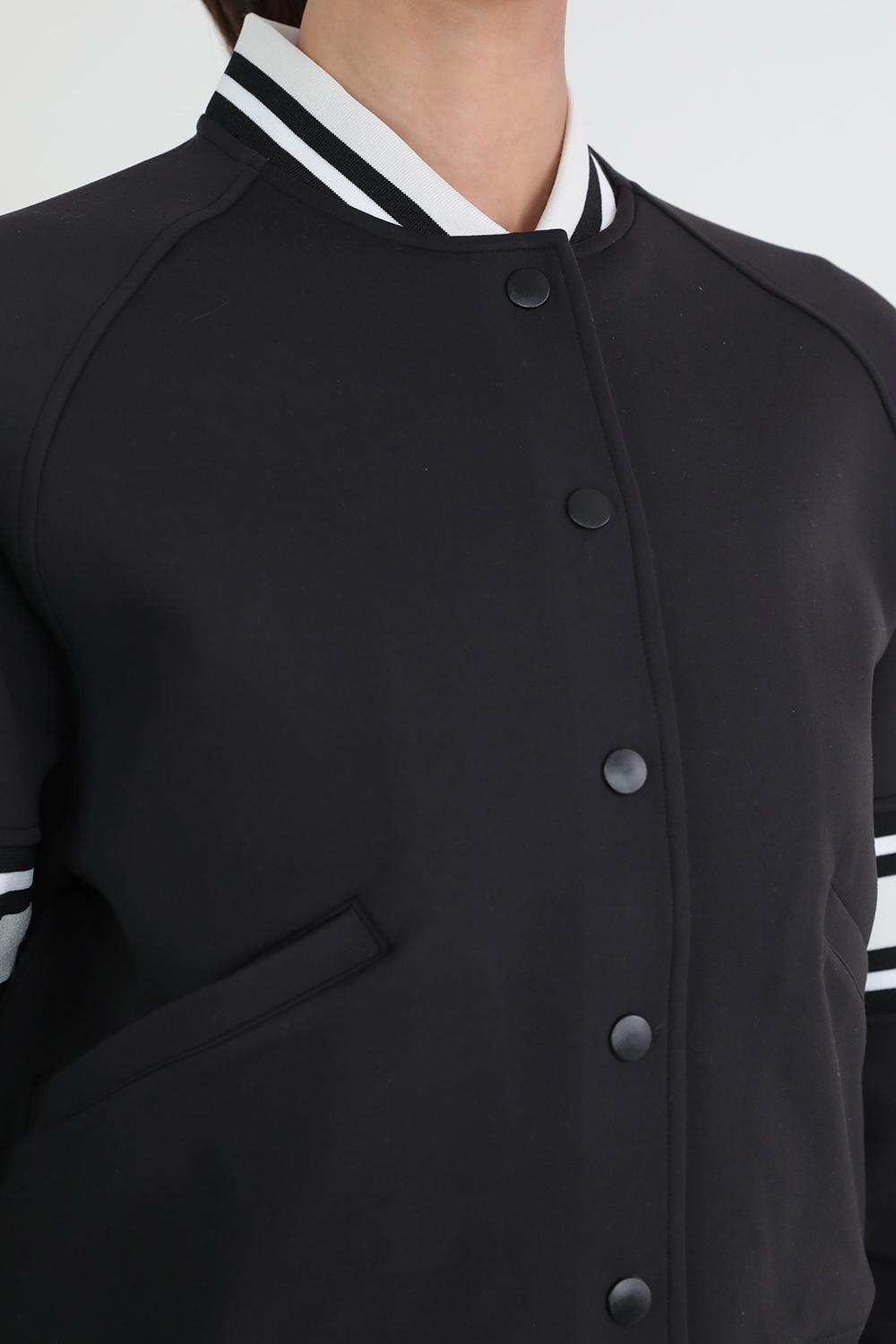 תמונת תקריב דוגמן של Snap-Front Varsity Jacket LULULEMON