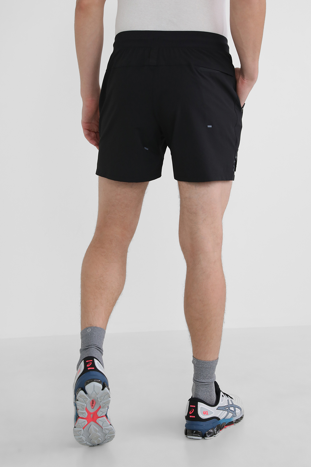 תמונת דוגמן אחורית של License to Train Linerless Short 5 LULULEMON