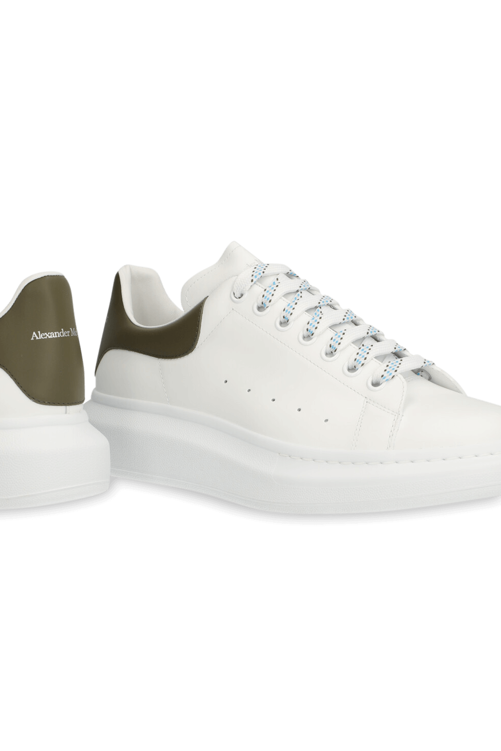 תמונת תקריב של נעלי סניקרס אוברסייז ALEXANDER MCQUEEN