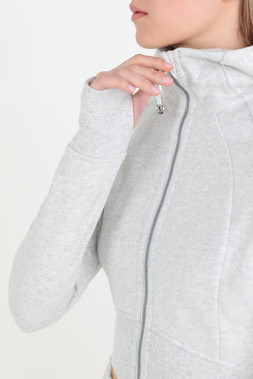 תמונת תקריב דוגמן של Scuba Full-Zip Cropped Hoodie LULULEMON