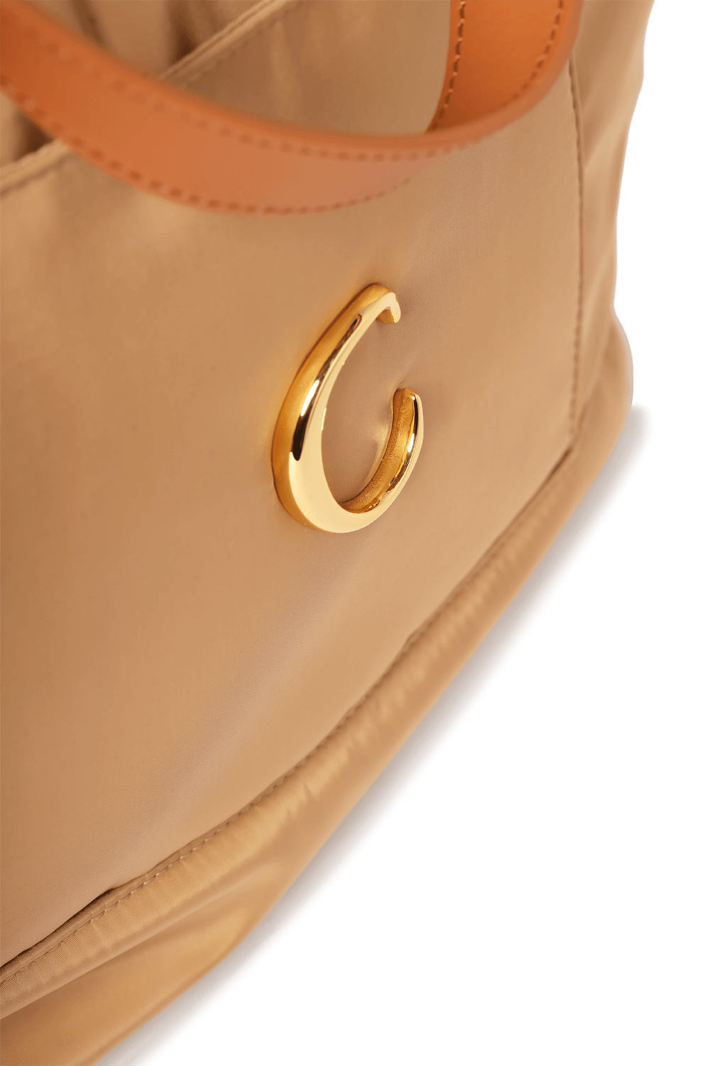תמונת תקריב של CHANGING BAG