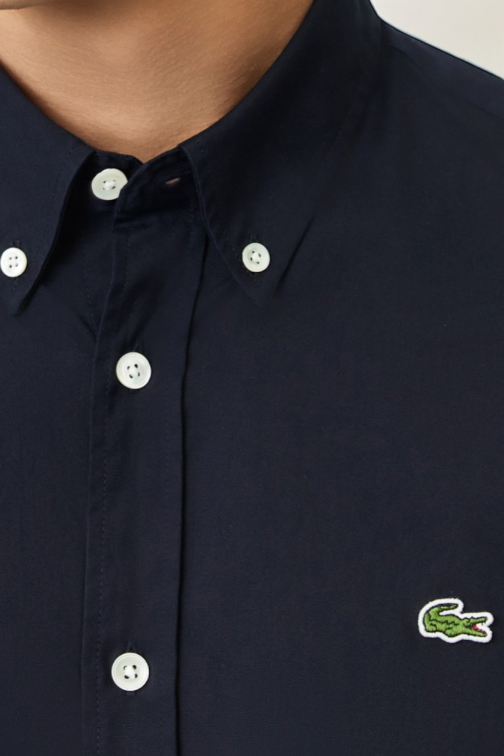 תמונת תקריב דוגמן של חולצת כפתורים LACOSTE