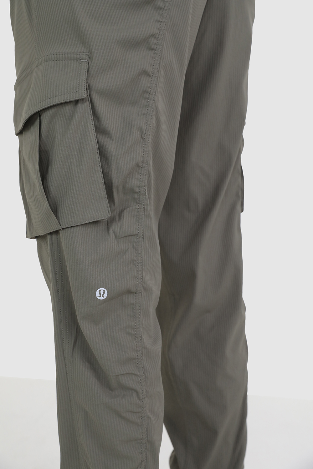 תמונת תקריב דוגמן של Dance Studio Relaxed-Fit Mid-Rise Cargo Jogger LULULEMON