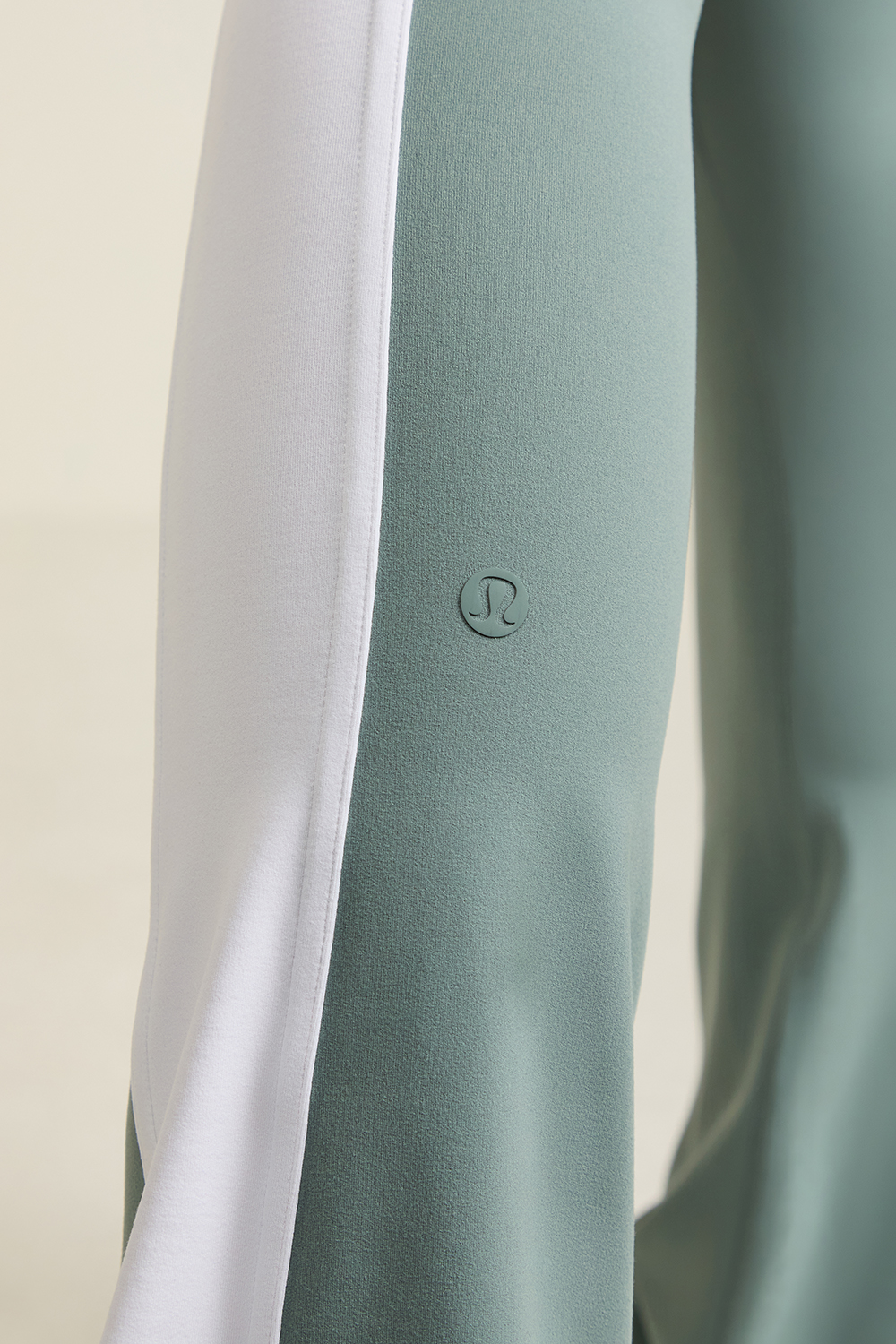 תמונת תקריב דוגמן של Nulu High-Rise Flared Pant LULULEMON