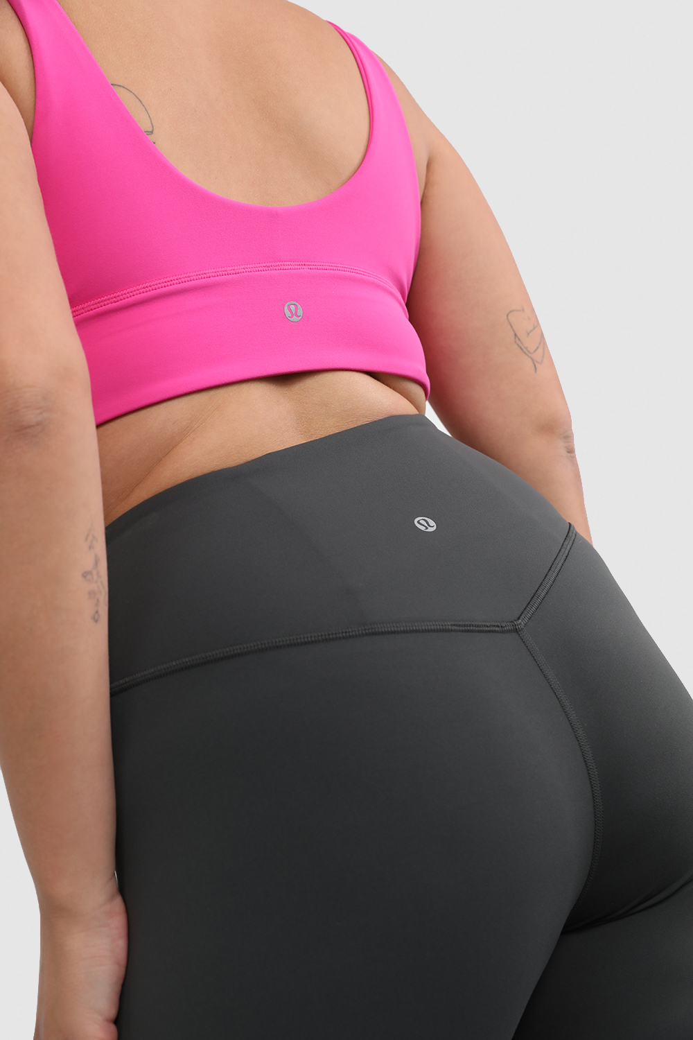 תמונת תקריב דוגמן של Align™ V-Waist Pant 25