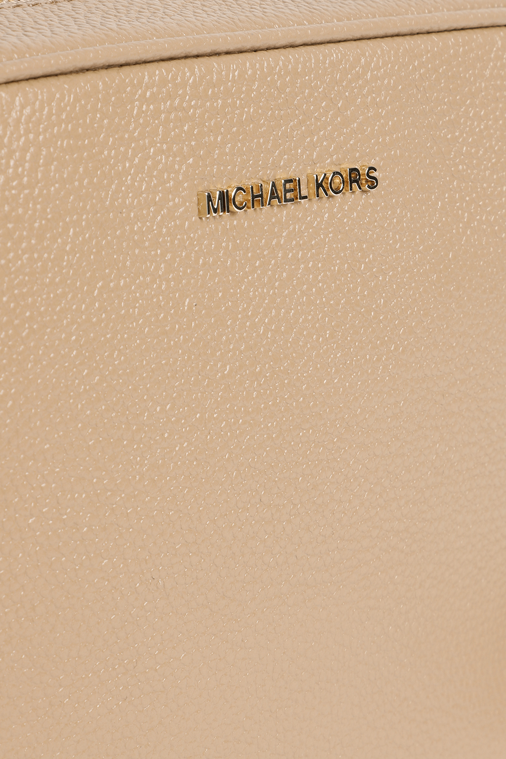תמונת תקריב של תיק קאמרה בצבע קאמל MICHAEL KORS