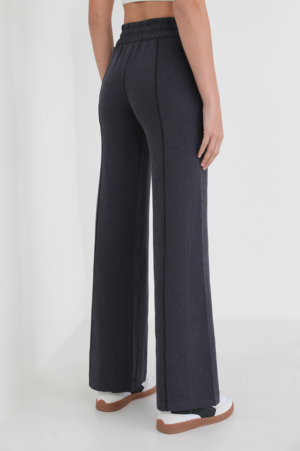 תמונת דוגמן אחורית של Ribbed Softstreme High-Rise Pant 32
