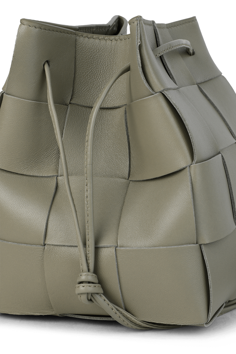 תמונת תקריב של תיק באקט קסטה סמול BOTTEGA VENETA