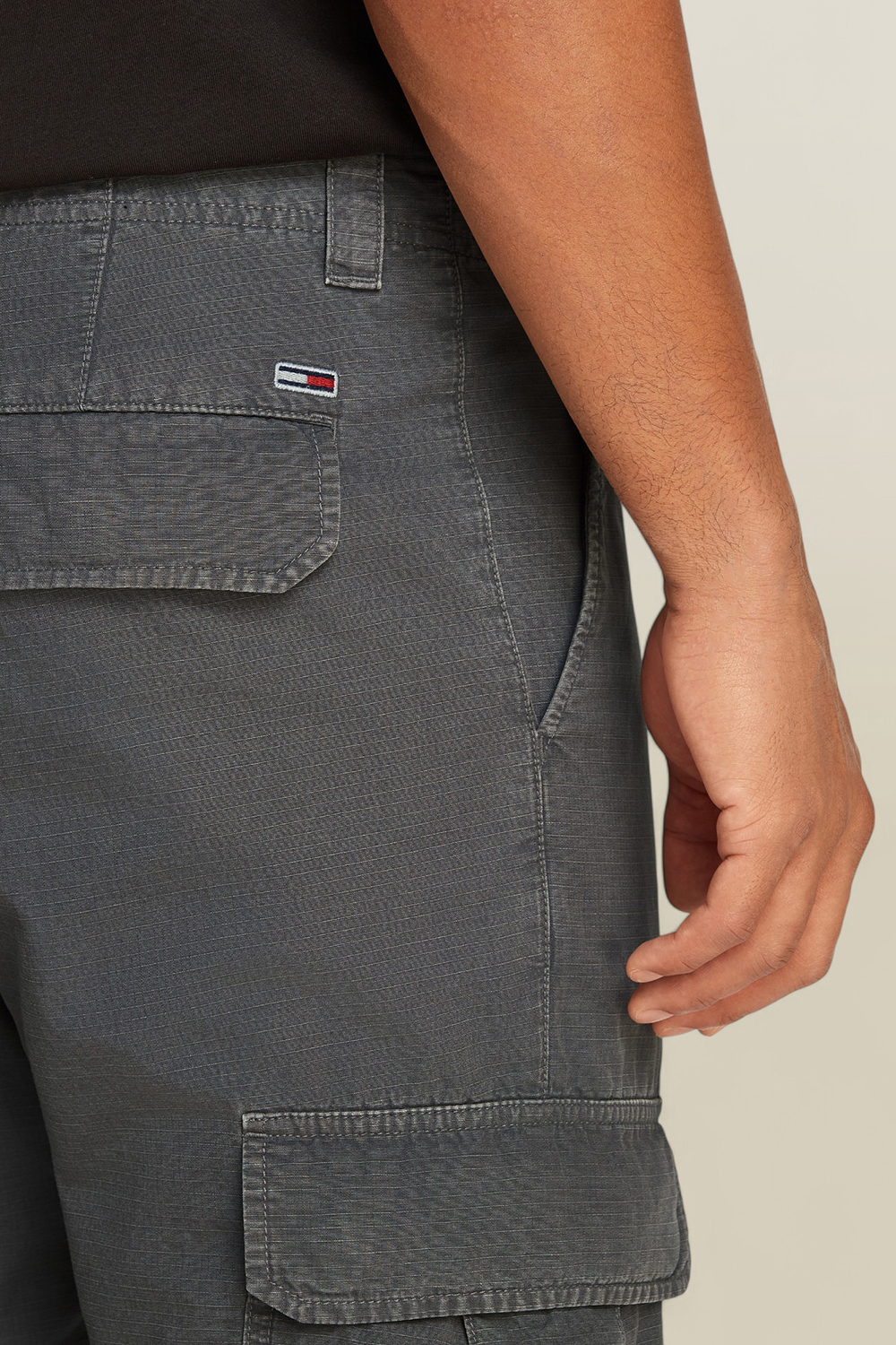 תמונת תקריב דוגמן של מכנסי קרגו TOMMY HILFIGER