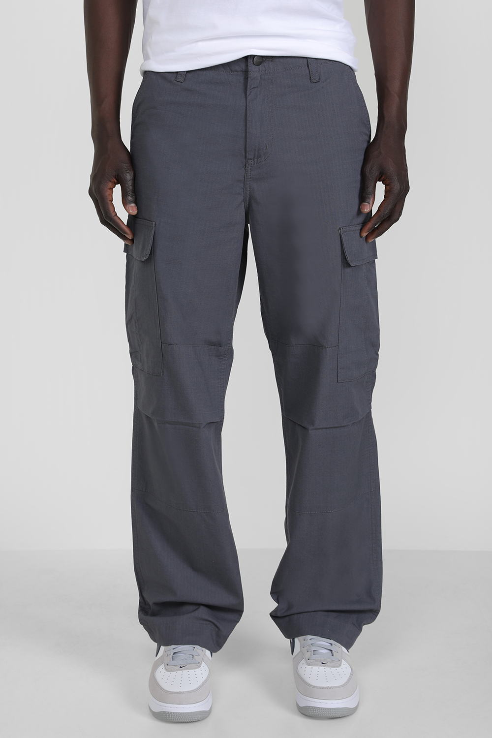 תמונת דוגמן קידמית של מכנסי קרגו CARHARTT WIP