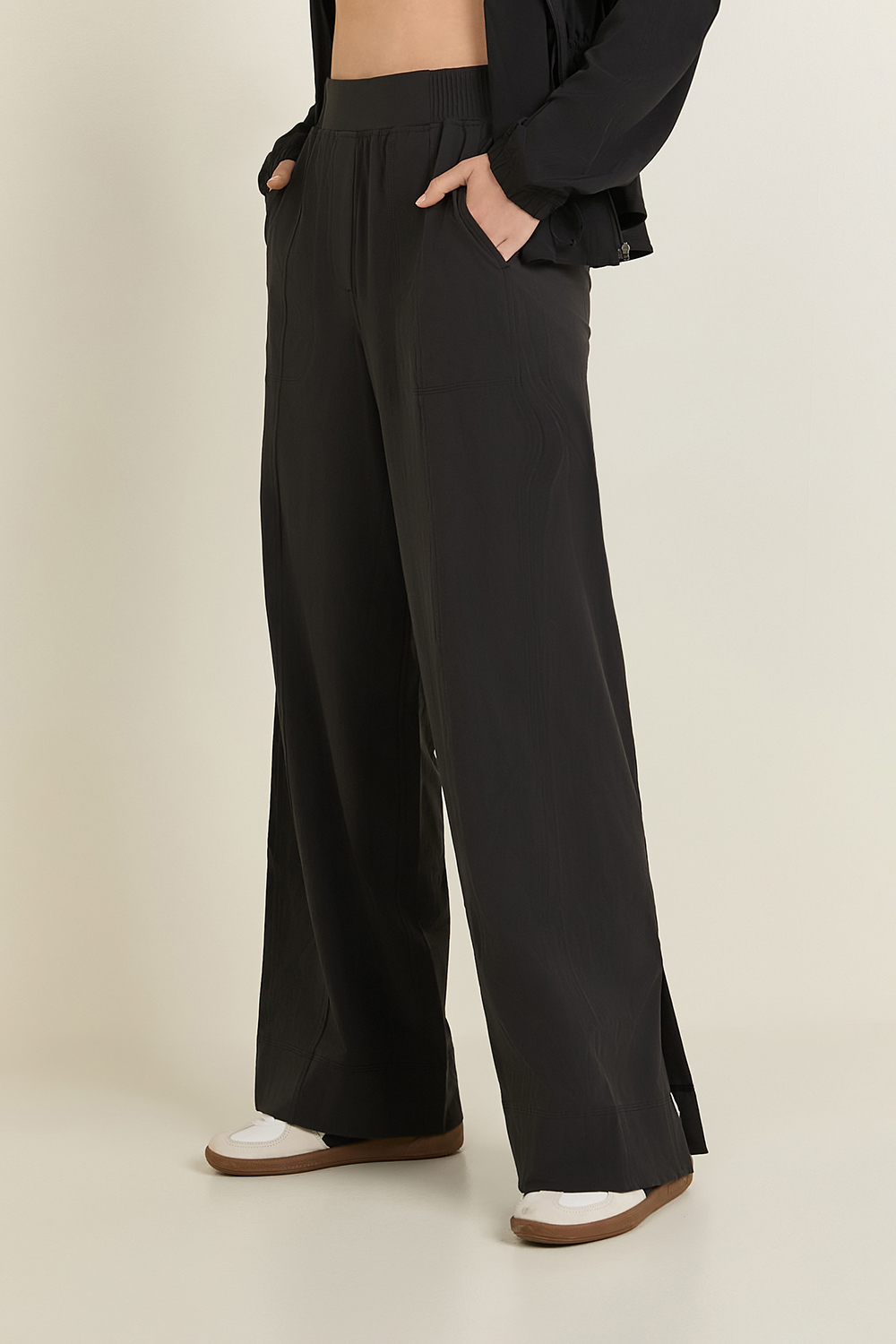 תמונת דוגמן קידמית של Stretch Woven Wide-Leg High-Rise Pant REG*