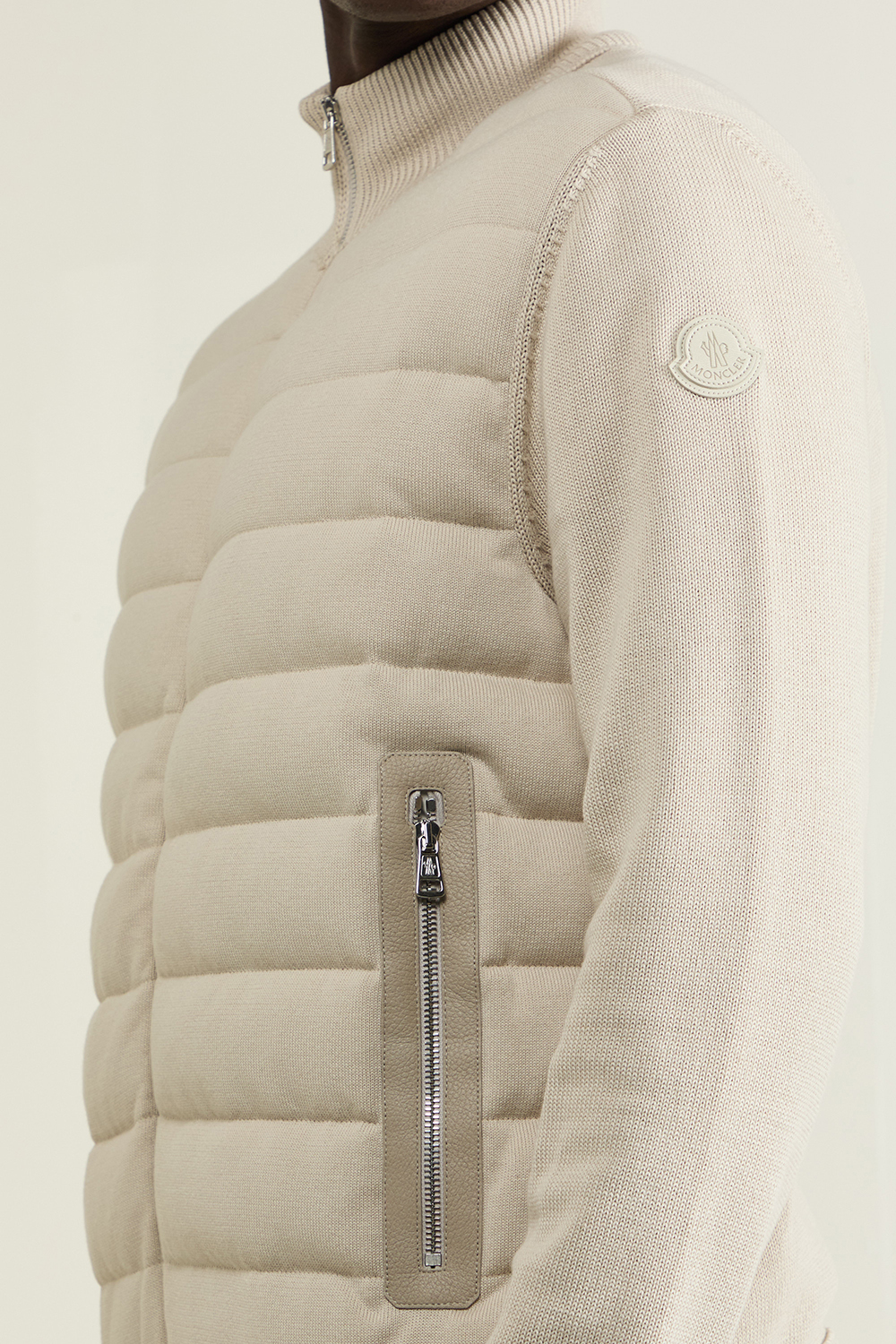 תמונת תקריב דוגמן של קרדיגן פוך MONCLER