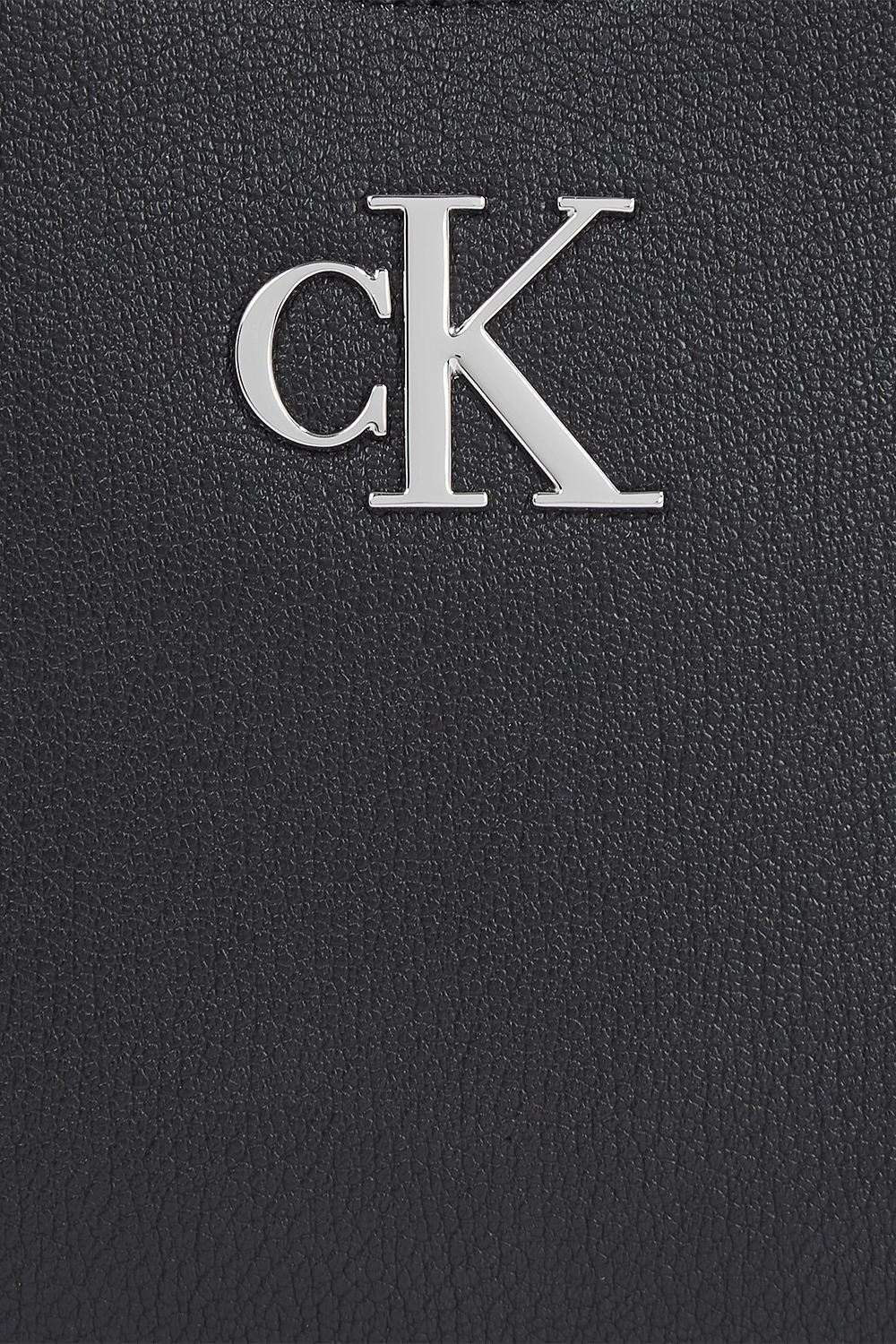 תמונת תקריב של תיק כתף CALVIN KLEIN