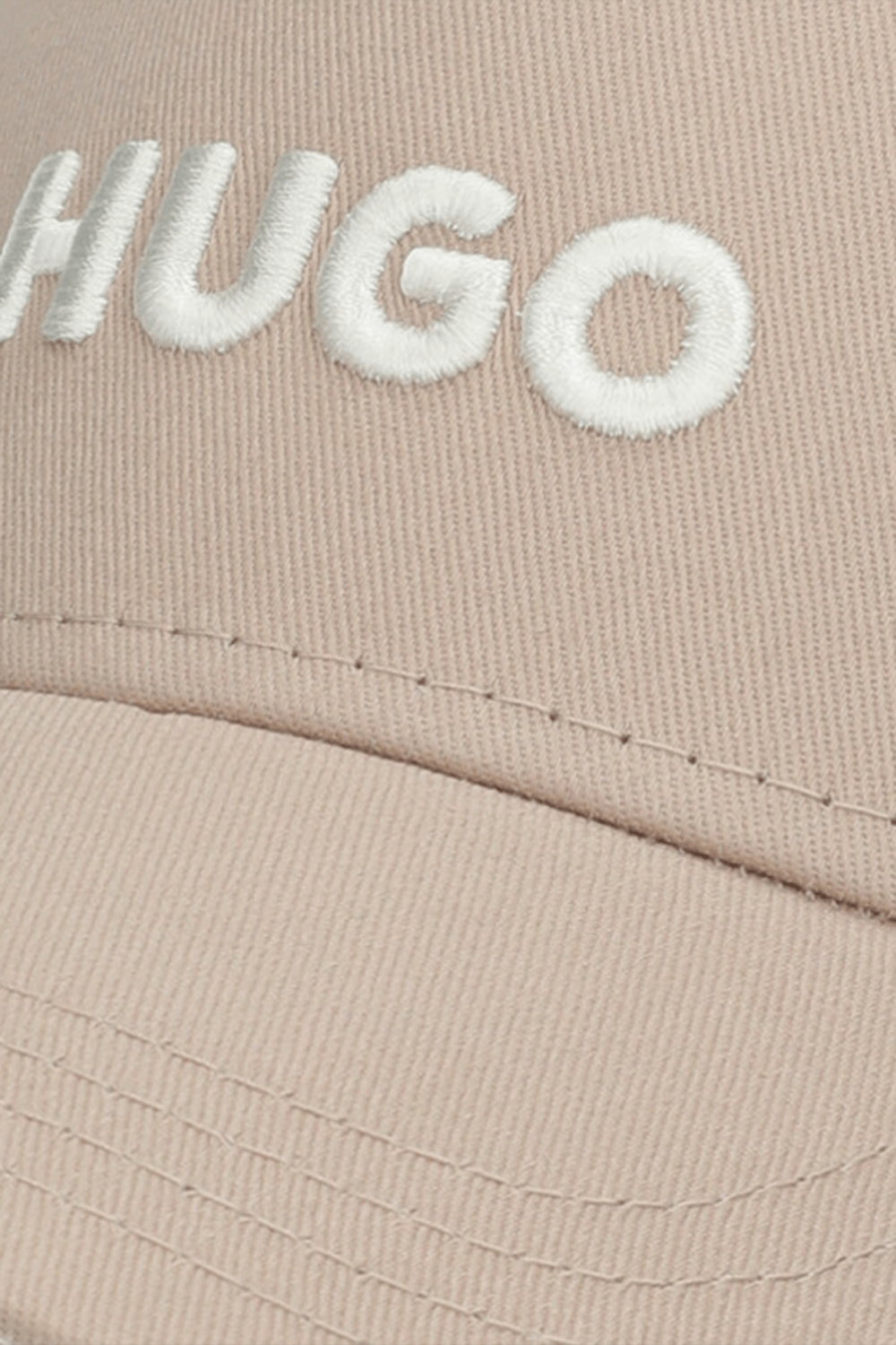 תמונת תקריב של כובע מצחייה HUGO