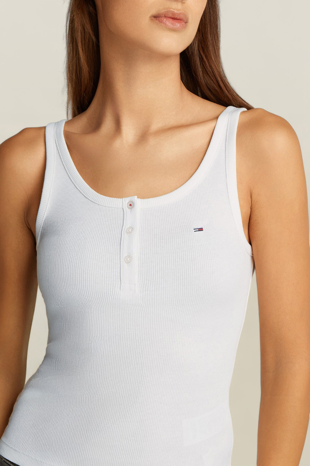 תמונת תקריב דוגמן של גופיית ריב TOMMY HILFIGER