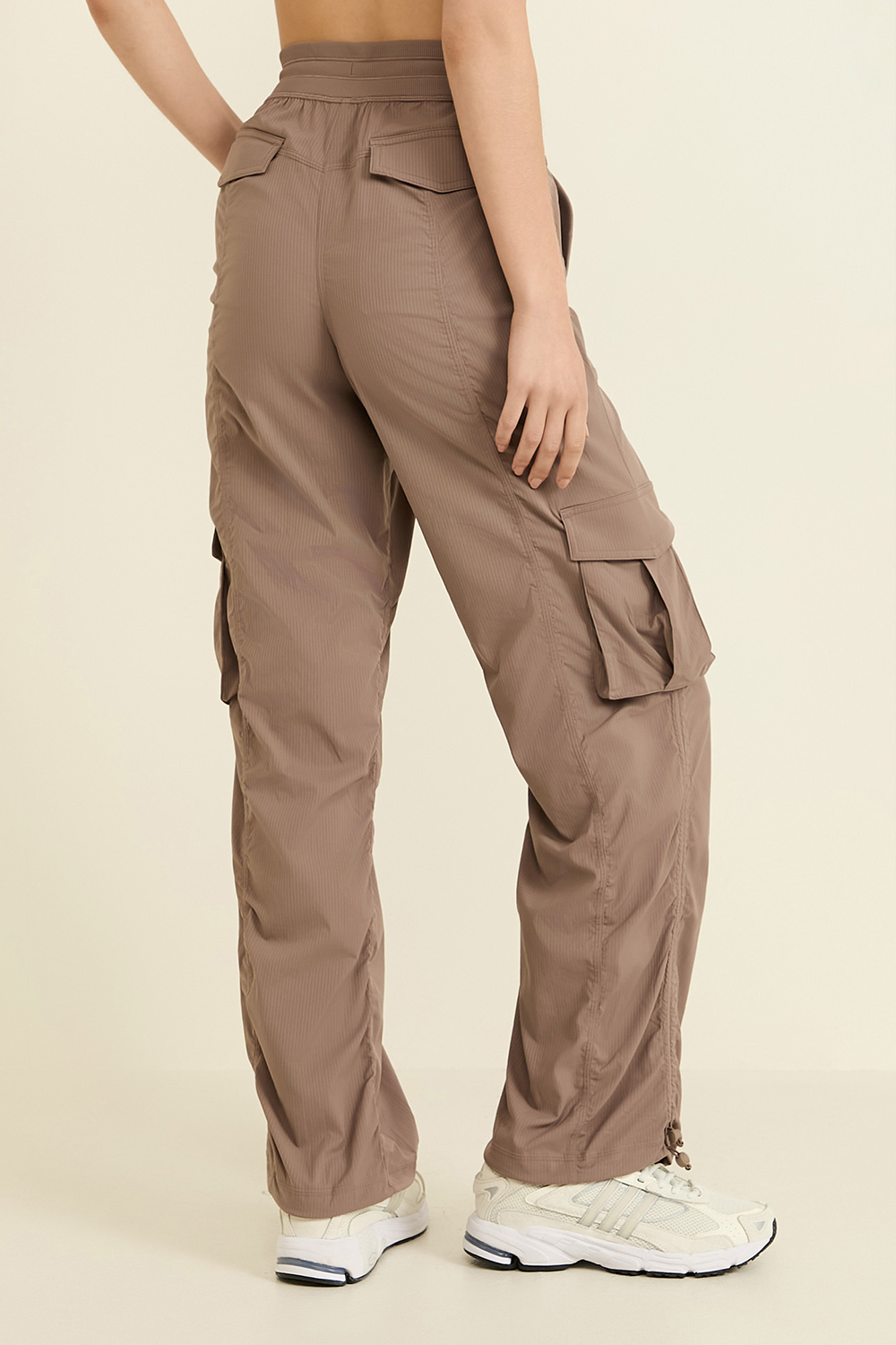 תמונת דוגמן אחורית של Dance Studio Relaxed Fit MR Cargo Pants LULULEMON