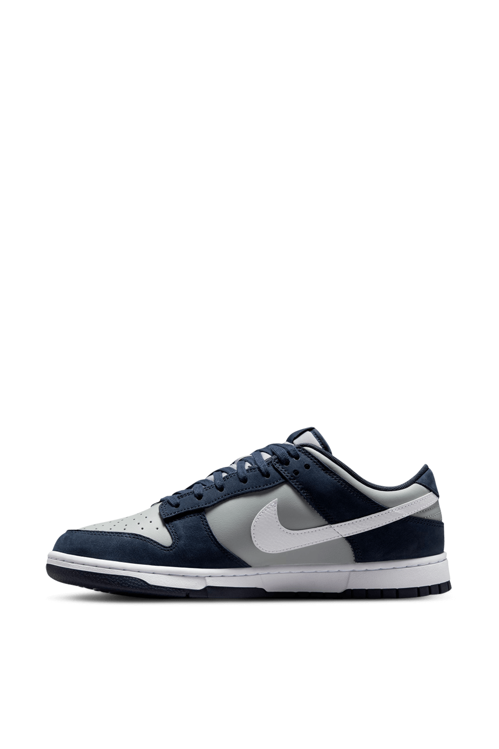 תמונה אחורית של נעלי סניקרס NIKE