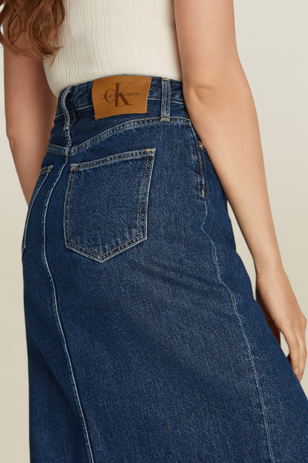 תמונת תקריב דוגמן של חצאית ג'ינס CALVIN KLEIN