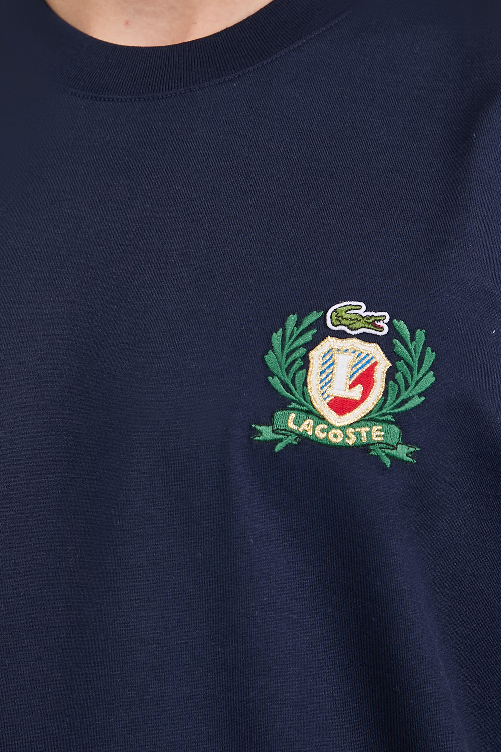 תמונת תקריב דוגמן של חולצת טי LACOSTE