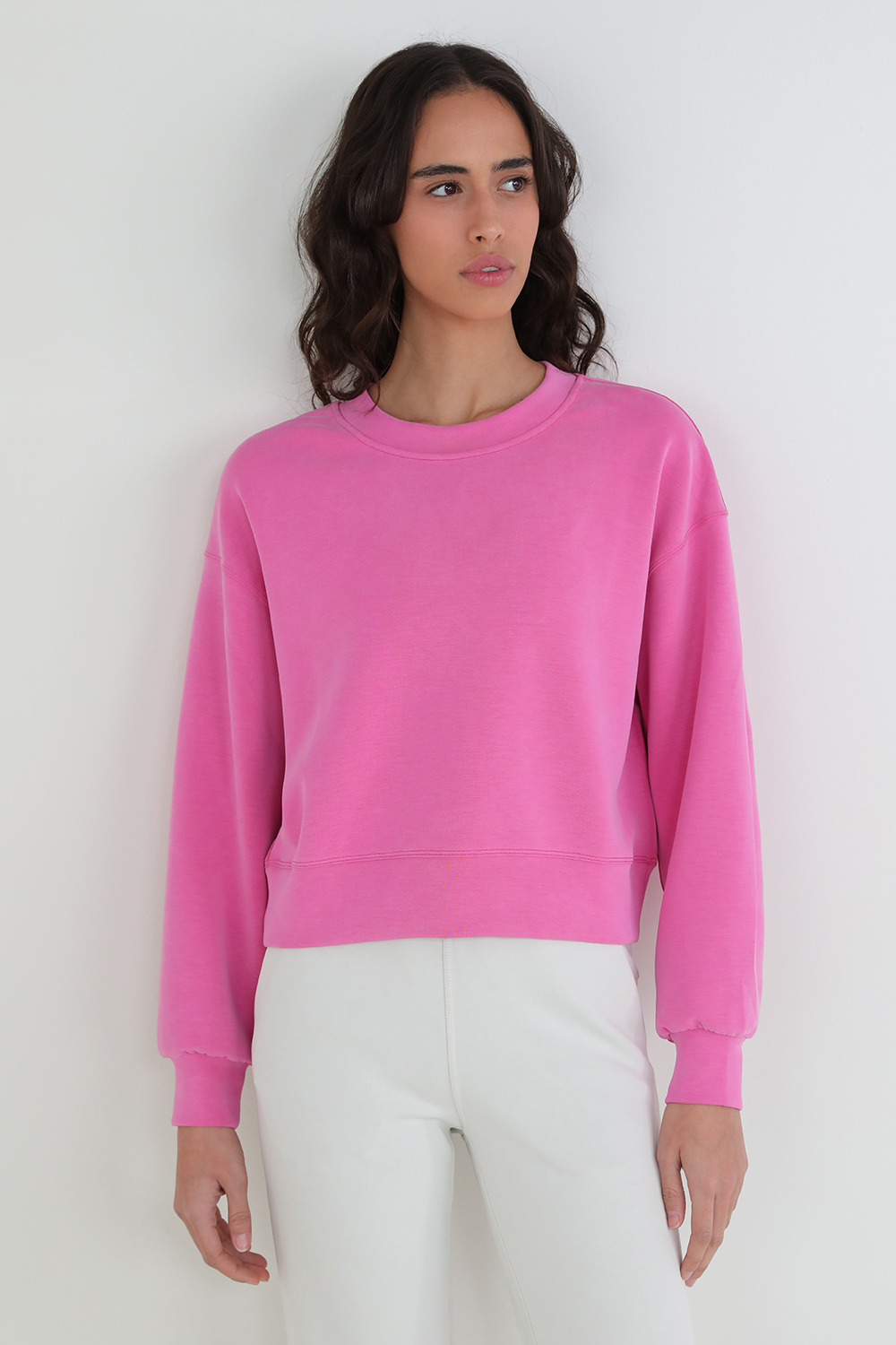 תמונת דוגמן קידמית של Perfectly Oversized Cropped Crew