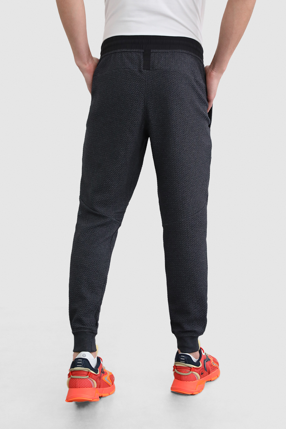 תמונת דוגמן אחורית של At Ease Joggers