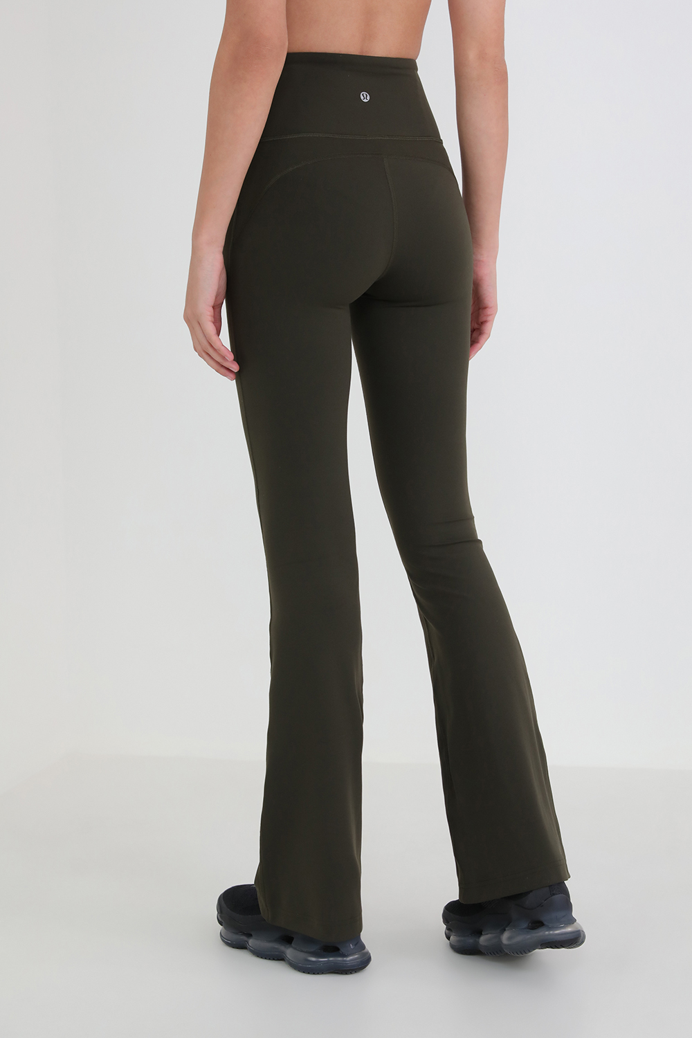תמונת דוגמן אחורית של Groove Super-High-Rise Flared Pant Nulu