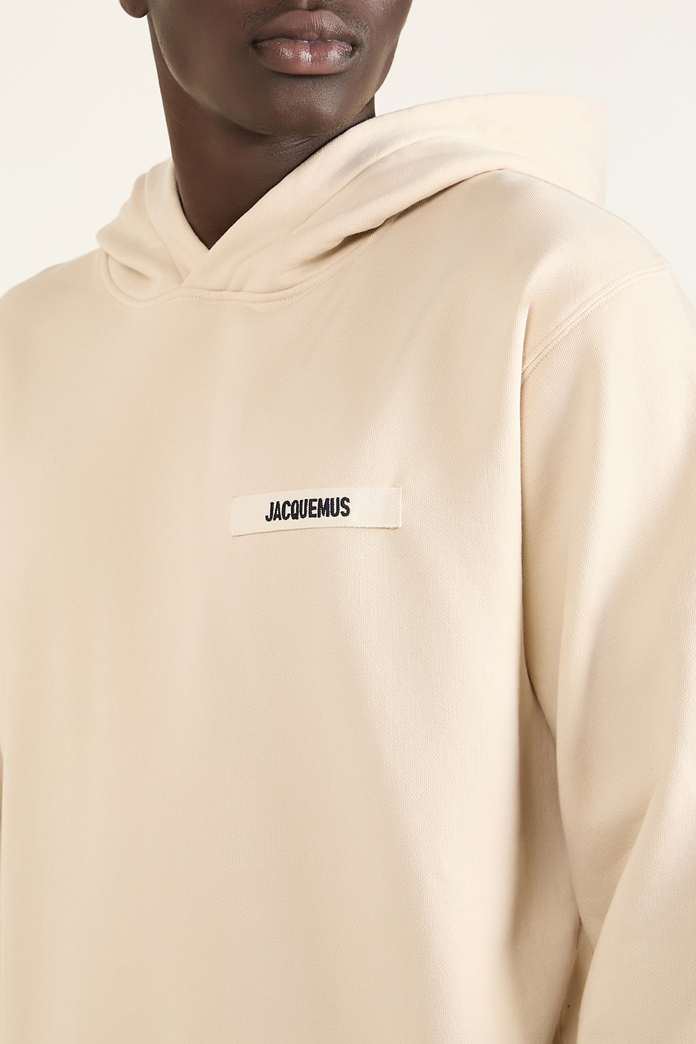 תמונת דוגמן אחורית של סווטשירט קפוצ'ון JACQUEMUS